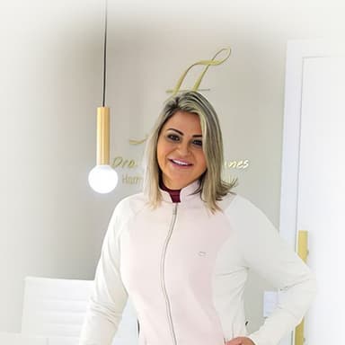 Dra. Flávia Antunes — especialista em harmonização facial